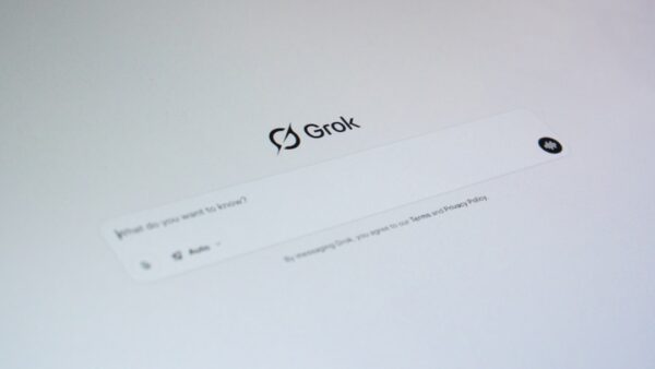 Grok Build a envoyé des dépôts de code entiers à xAI : pourquoi la réponse de Musk ne convainc personne
