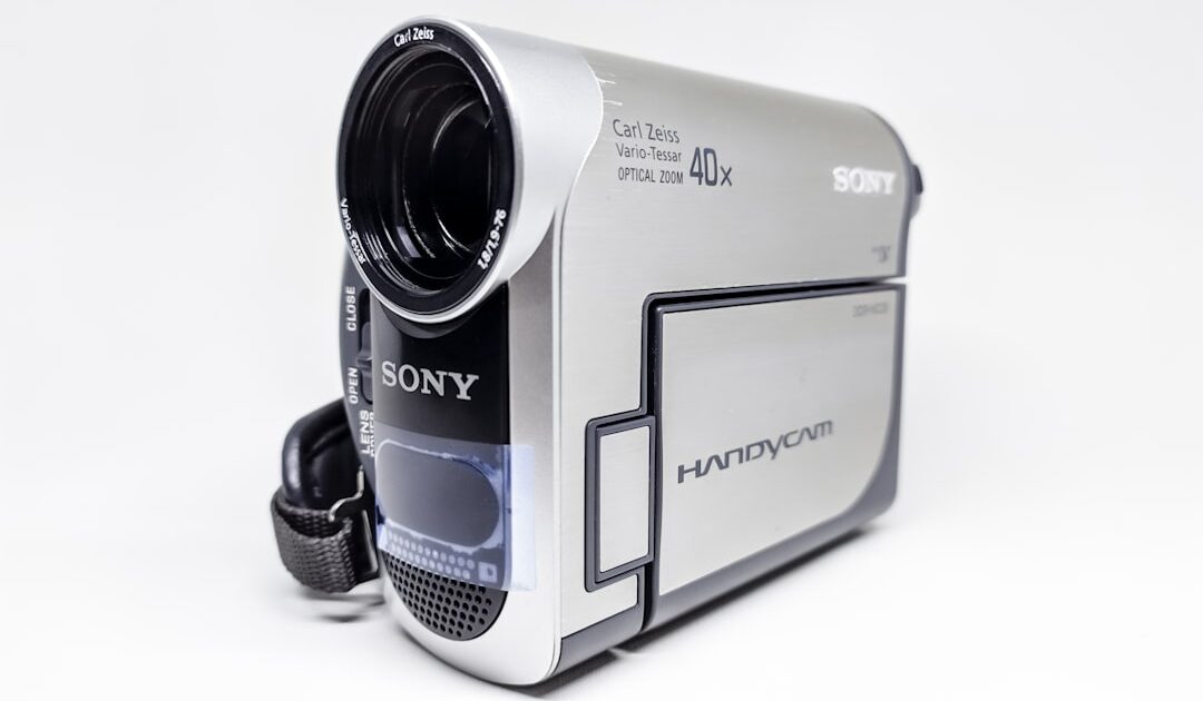 À seulement 139 €, ce mini vidéoprojecteur Full HD avec pied rotatif est la pépite de la fin des soldes