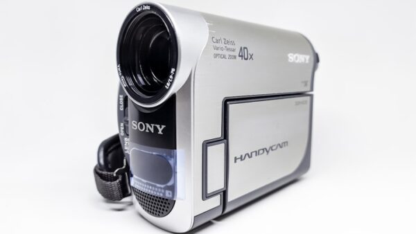 À seulement 139 €, ce mini vidéoprojecteur Full HD avec pied rotatif est la pépite de la fin des soldes