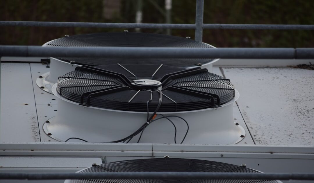 Placer deux ventilateurs face à face pour rafraîchir sa maison : l’astuce fonctionne vraiment