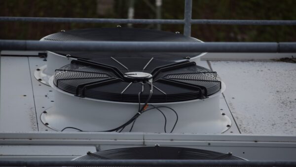 Placer deux ventilateurs face à face pour rafraîchir sa maison : l’astuce fonctionne vraiment