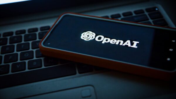OpenAI préparerait une enceinte intelligente sans écran pour emmener ChatGPT partout