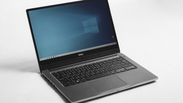 Dell solde un PC portable orienté bureautique solide à -400 € avec Core i5 et 16+512 Go pour déjà préparer la rentrée