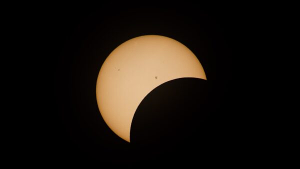 Éclipse solaire du 12 août 2026 : des lunettes sans certification CE ni notice en français sont vendues en kiosque