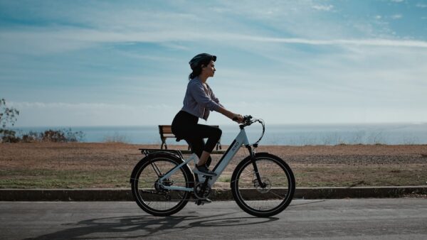 Ce vélo de ville électrique de Decathlon pour les trajets du quotidien est vendu au rabais