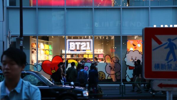 Le retour de BTS fait bondir de 28% les réservations vers Paris : comment ce groupe sud-coréen est devenu un phénomène économique planétaire