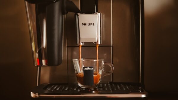 Nous avons testé l’Air Fryer Philips Vertical Duo Serie 4000 : le double panier pratique mais peu discret