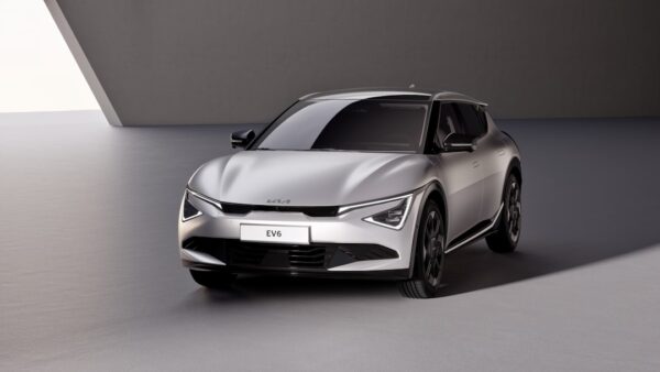 Ce SUV électrique perd son moteur arrière en pleine inondation… et continue de rouler !