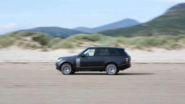 Range Rover dévoile enfin son GT électrique et l’intérieur va faire jaser