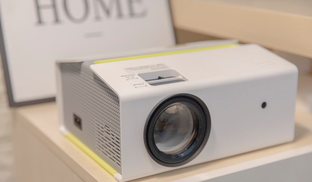 Honor brade son mini vidéoprojecteur Full HD à moins de 200 € avec une enceinte Bluetooth offerte en prime