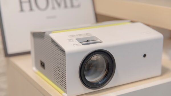 Honor brade son mini vidéoprojecteur Full HD à moins de 200 € avec une enceinte Bluetooth offerte en prime