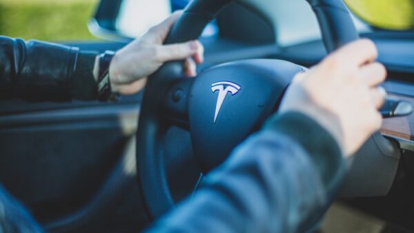 Coup dur pour Tesla : le FSD ne sera pas autorisé en France
