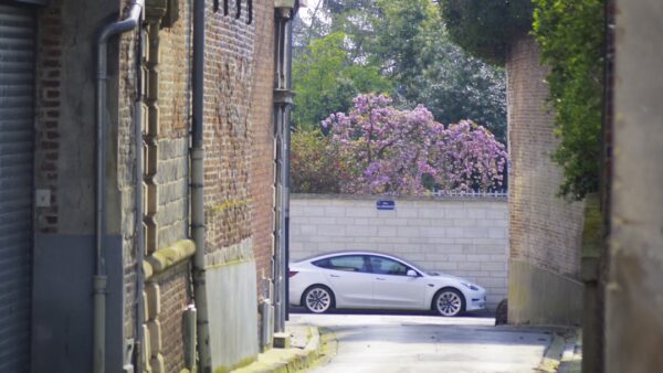 Coup dur pour Tesla : la France interdit la conduite autonome et brise le rêve de milliers de conducteurs