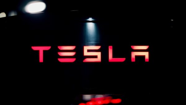 Tesla bat son record de ventes, mais ses profits s’effondrent : que se passe-t-il ?