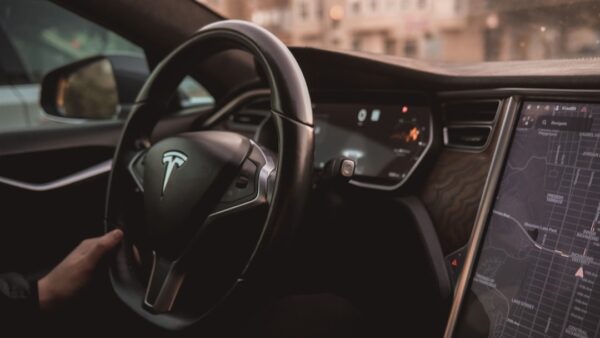 La situation financière de Tesla étonne : des records partout, mais un profit qui s’évapore