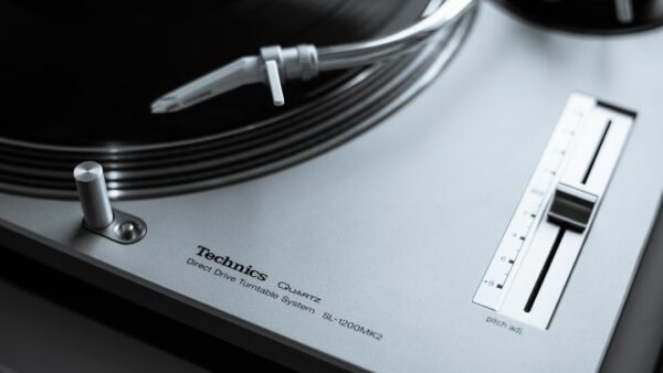 Technics lance une édition limitée des écouteurs à fluide magnétique en hommage aux Rolling Stones