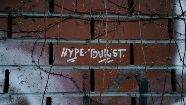 Hyperliquid : HYPE recule alors que 150 millions de dollars de tokens sortent du staking