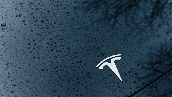 Tesla FSD bloqué en France : c’est quoi la « vitesse maximale contextuelle » qui inquiète les autorités ?