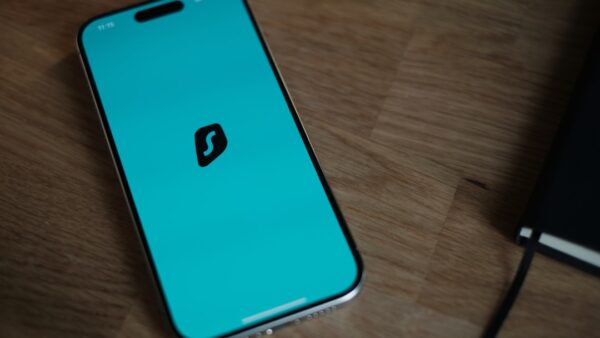 iPhone : Surfshark dévoile sa nouvelle solution 4-en-1 anti-arnaque [Sponso]