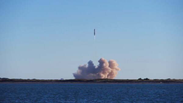 Starship réussit son 13e vol d’essai et déploie ses premiers satellites Starlink V3