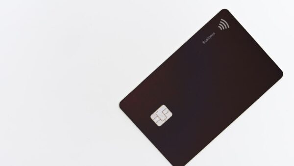 Carte bancaire à l’étranger : fonctionnement, frais, taux de change et conseils pour payer moins cher
