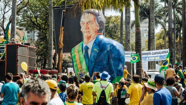 Le fils de Jair Bolsonaro est investi pour la présidentielle au Brésil, face à Lula