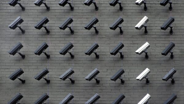 Caméras dopées à l’IA : pourquoi les élus veulent aller beaucoup plus loin dans la vidéosurveillance