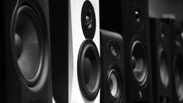 Notre sélection des enceintes Bluetooth à l’autonomie imbattable en 2026