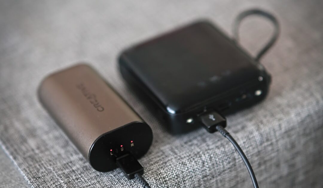 Cette batterie externe 10 000 mAh cache un chargeur Apple Watch intégré, et son prix baisse pile au bon moment pour les vacances 