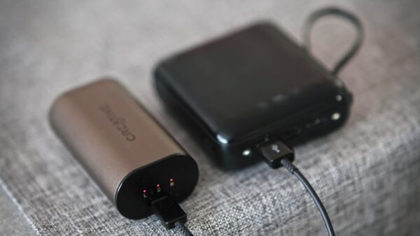 Cette batterie externe 10 000 mAh cache un chargeur Apple Watch intégré, et son prix baisse pile au bon moment pour les vacances 