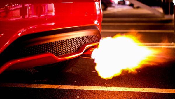 Quand l’IA fait flamber le prix des voitures : BYD et GM tirent la sonnette d’alarme