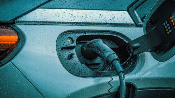 Fuir un incendie en voiture électrique : pourquoi la batterie n’est pas le vrai problème