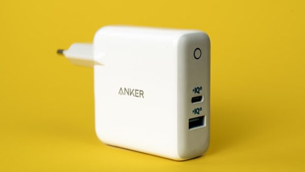 Ce combo Anker (batterie 5000 mAh + chargeur 45W) bradé à -27 % est indispensable à mettre dans sa valise cet été 