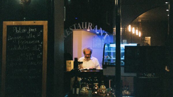 Au restaurant Trente Trois, Sébastien Sanjou célèbre une gastronomie solaire dans l’écrin intimiste de Maison Villeroy