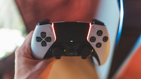 Quelle manette pour PS5 (DualSense) et PS4 acheter en 2026 ?