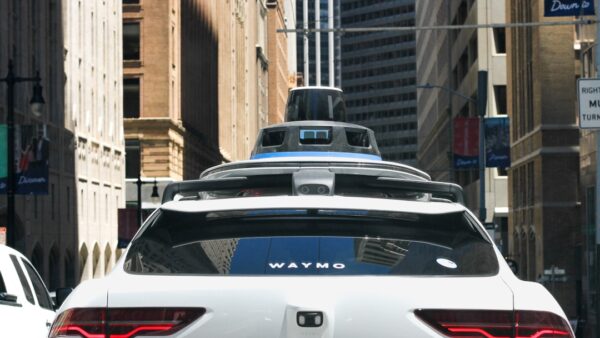 Les taxis autonomes Waymo ont une grosse nouveauté aux États-Unis : ils peuvent parler