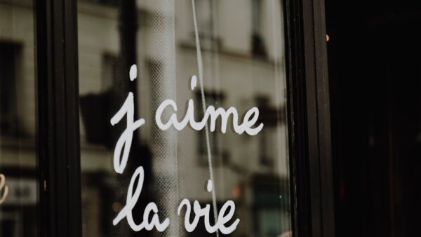 Style : Qui est Ava Ayache, la jeune Parisienne qui réinvente le vestiaire de bain avec sa marque Esthète ?