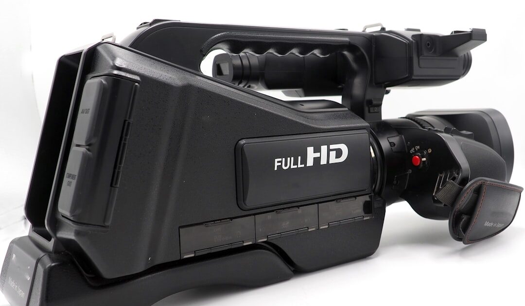 Ce mini vidéoprojecteur Full HD livré avec une toile passe de 199 à 79 € seulement