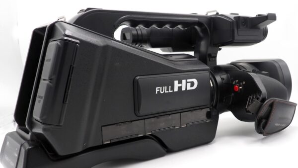 Ce mini vidéoprojecteur Full HD livré avec une toile passe de 199 à 79 € seulement