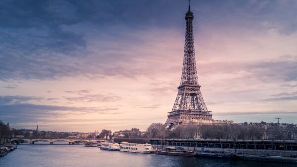 Voici à quoi ressemblerait Paris avec des climatiseurs et des dragons : Google intègre Nano Banana à Google Earth