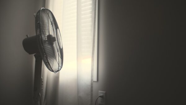 On a trouvé un ventilateur de plafond pas cher et bien équipé pour moins de 70 euros