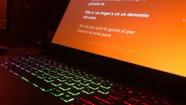 Alors que les prix des PC s’envolent, ce laptop Lenovo (OLED + Ultra 7) s’offre une remise de 170 €