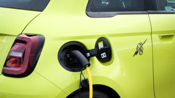 1 voiture neuve sur 3 est électrique : record historique en France porté par le raz-de-marée Renault