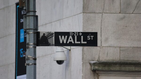 Donald Trump fait désormais payer Wall Street pour recevoir ses publications plus vite (et jouer avec le marché)