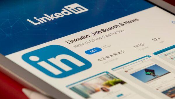LinkedIn vous permet désormais de dénoncer les publications que vous pensez générées par IA