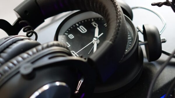 Montre, casque et enceintes : Nothing préparerait un virage vers les accessoires IA