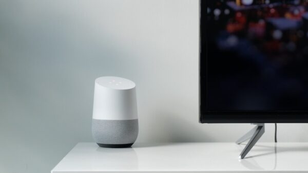 Ce picoprojecteur Full HD sous Google TV, qui peut fonctionner en extérieur avec une batterie externe, ne dépasse pas les 200 €