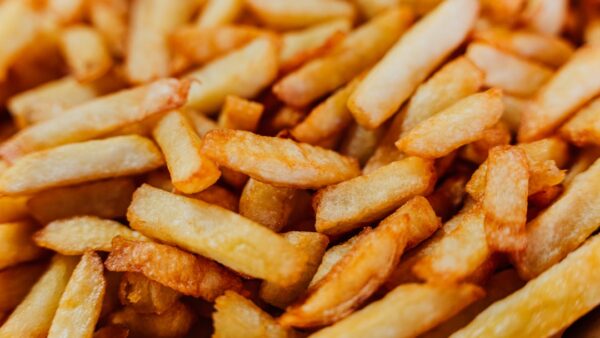 Il cuit deux aliments en même temps : cet air fryer Moulinex de 11 L à deux tiroirs est à moitié prix