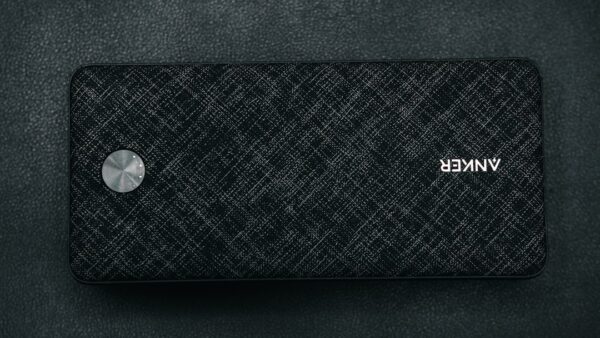 Cette batterie externe Anker de 20 100 mAh et 220 W, taillée pour les voyageurs, perd 20 % 