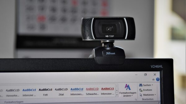 PC portable, souris, écran, webcam, bureau et fauteuil… Quel matériel choisir pour le télétravail ?